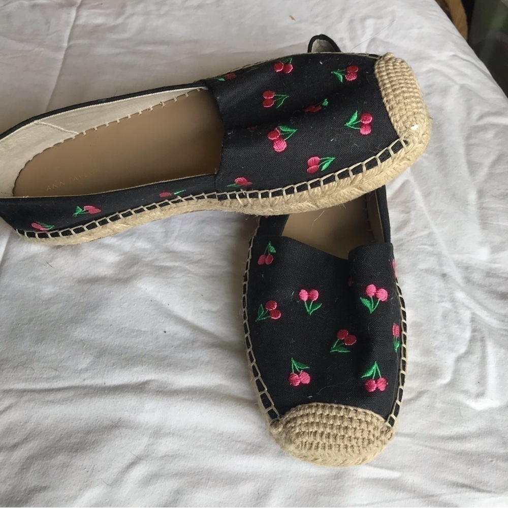 ANN Taylor embroidered fruit black Cherry linen blend espadrilles. - Picture 2 of 8